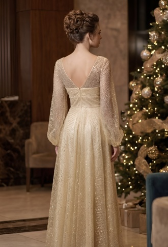 Золотое платье с длинными рукавами