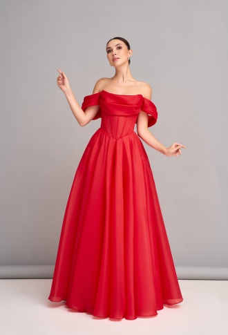 Красное платье со спущенными плечами и разрезом на ноге а-силуэт