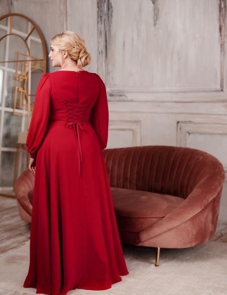 Красное шифоновое платье с длинными рукавами и декольте