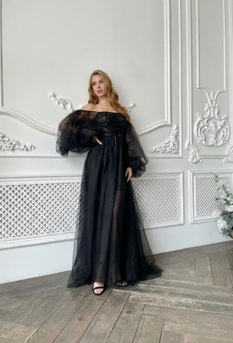 Чёрное платье с разрезом на ноге и пышными рукавами