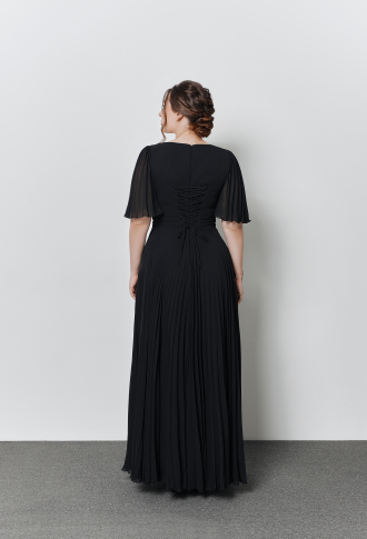 Черное платье с плиссированной юбкой и рукавами-крылышками