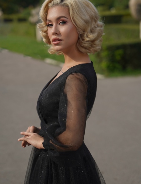 Чёрное фатиновое платье миди с длинными рукавами и разрезом на ноге