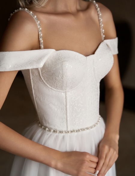 Свадебное платье с жемчужным поясом Рина