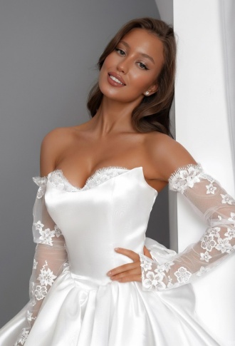 Короткое белое платье с пышной юбкой и кружевными рукавами 