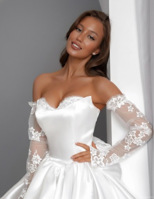 Короткое белое платье с пышной юбкой и кружевными рукавами 