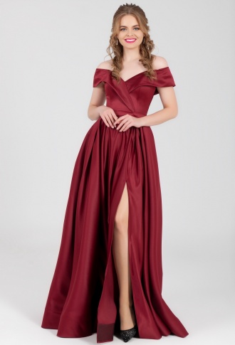 Бордовое атласное платье с разрезом