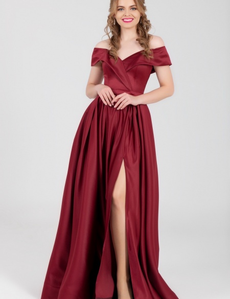 Бордовое атласное платье с разрезом