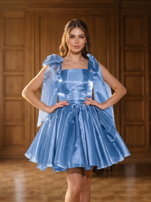 Голубое платье мини с пышной юбкой и декоративными бантами на плечах