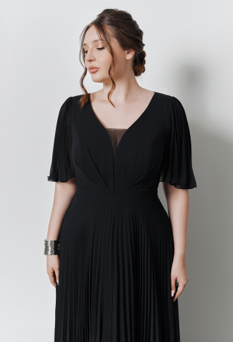 Черное платье с плиссированной юбкой и рукавами-крылышками