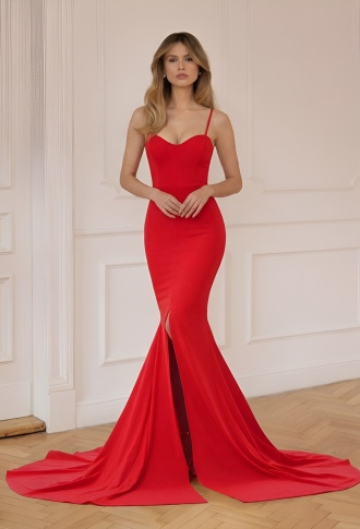 Красное платье с лямками бандо с разрезом на ноге и шлейфом