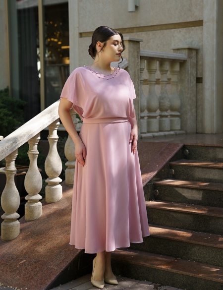 Пудровое шифоновое платье миди с рукавами крыло