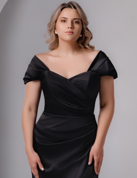 Чёрное атласное платье по фигуре с небольшим рукавом